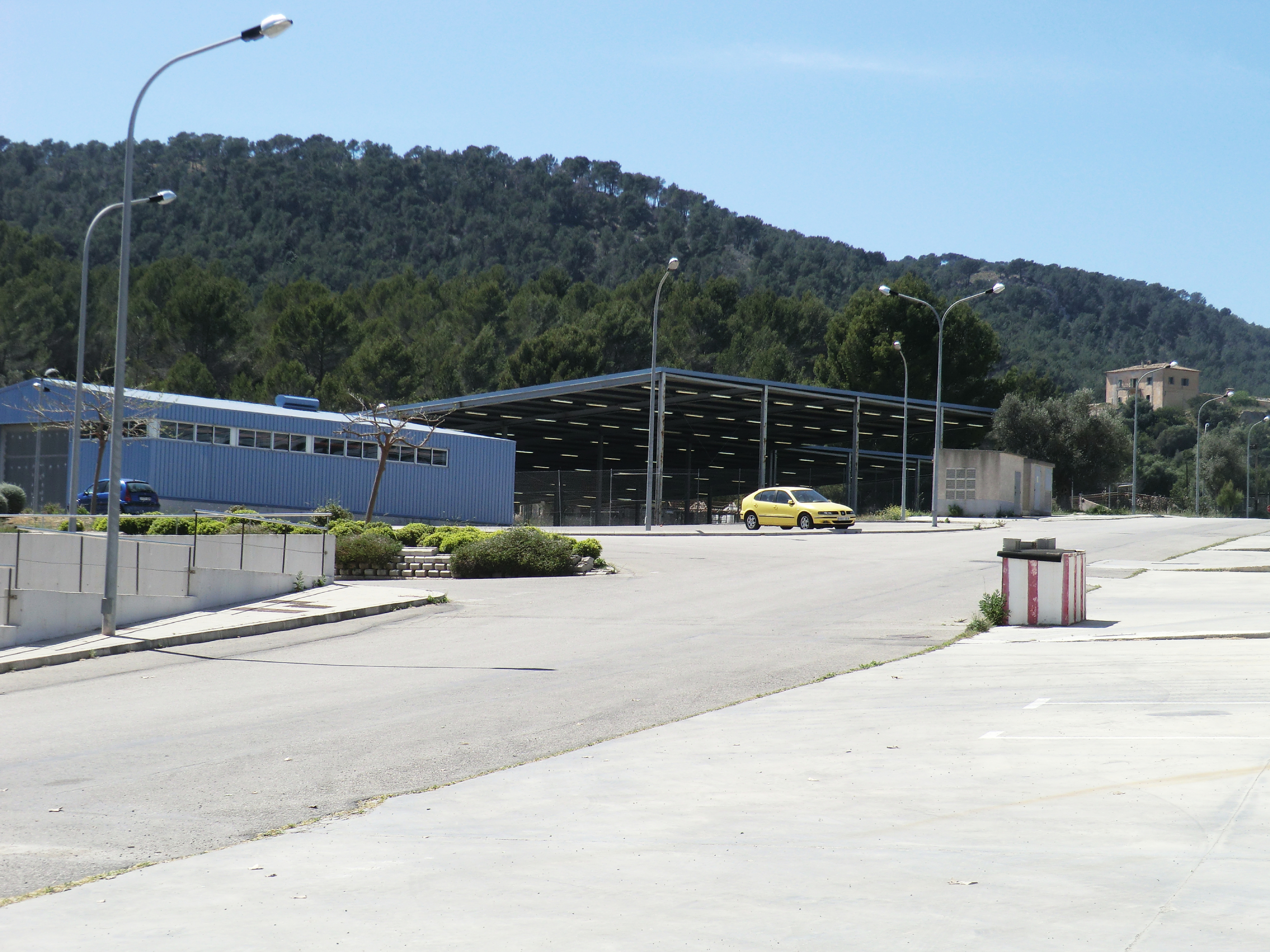 About buildings and fools. Nave para depósito y talleres de armamento pesado. Base militar de Génova. Palma (2000-2002) arquitecto Francisco Jorquera